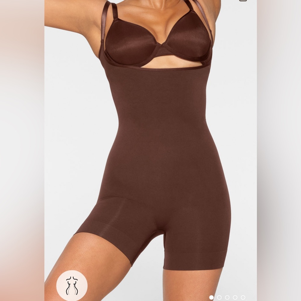 SKIMS NWOT Seamless Sculpt Shortie Open Bust Bodysuit - Cocoa